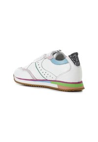 Sneaker bianco con accenti rosa e blu pastello, suola multicolore, lato perforato, lacci bianchi e linguetta sul tallone in glitter nero, angolato a sinistra.