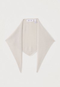 Écharpe triangulaire beige en tricot avec extrémités pointues, comportant une étiquette de marque et un tag de certification près du bord supérieur.