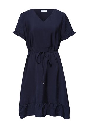 Vestido azul marino de manga corta con escote en V, puños y bajo con volantes, y un cinturón a juego hecho de la misma tela anudado en la cintura.