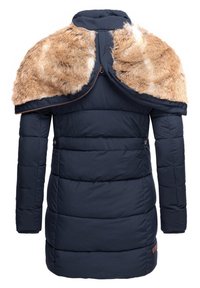 Geacă puffer bleumarin cu guler din blană artificială. Are textură matlasată, mâneci lungi și fermoar frontal. Accentuata cu o etichetă logo discretă.