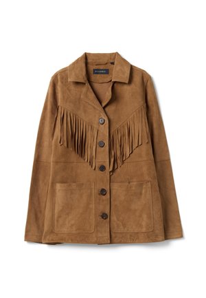 Chaqueta de ante marrón con detalle de flecos a lo largo del pecho, cinco botones delanteros, dos grandes bolsillos frontales y cuello doblado.