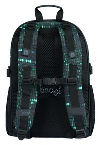 Zaino nero con design in codice binario verde e blu. Presenta spallacci imbottiti, schienale in rete e un manico robusto. Fibbia regolabili visibili.