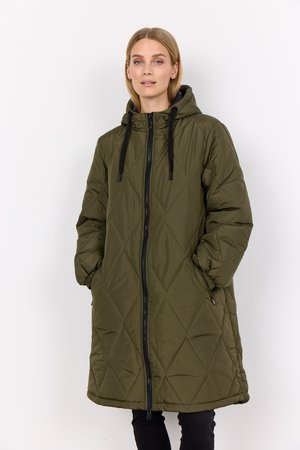 Parka matelassé vert olive avec capuche, fermeture éclair à l'avant et cordons noirs ; dispose de poches latérales et de poignets côtelés.