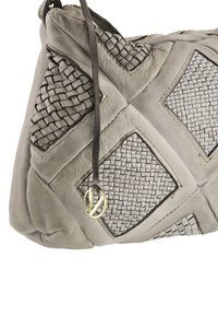 Graue Lederhandtasche mit geflochtenen Elementen, einem gesteppten Design, goldenen Hardwareakzenten und einem Schlaufenriemen zum Tragen. Strukturierten Oberfläche.