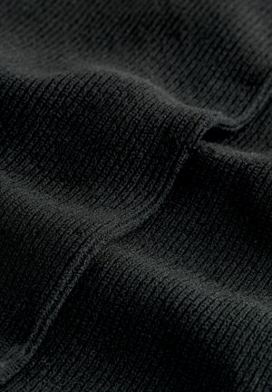 Must mustriga kangas pehme tekstuuriga, millel on vertikaalsed jooned, mis loovad kerge sära. Materjal näib olevat veidi elastne ja sile.