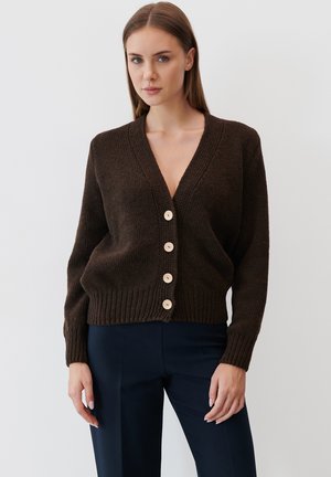 Brązowy sweter z dzianiny z głębokim dekoltem w kształcie V, prążkowanym dołem i pięcioma kremowymi guzikami z przodu. Miękka tekstura, lekko skrócony krój.