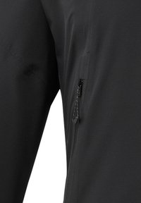 Schwarze Jacke mit strukturiertem Finish, ausgestattet mit einer Reißverschlusstasche an der Seite, gestaltet für Funktionalität und Langlebigkeit.