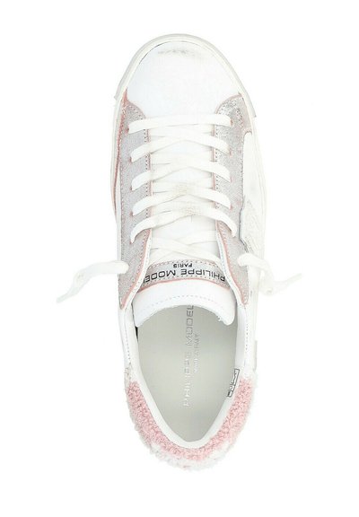 Sneaker bianco con dettagli rosa e grigi, design con lacci, linguetta testurizzata e rivestimento interno morbido. Presenta il logo del marchio sul lato e sul tallone.