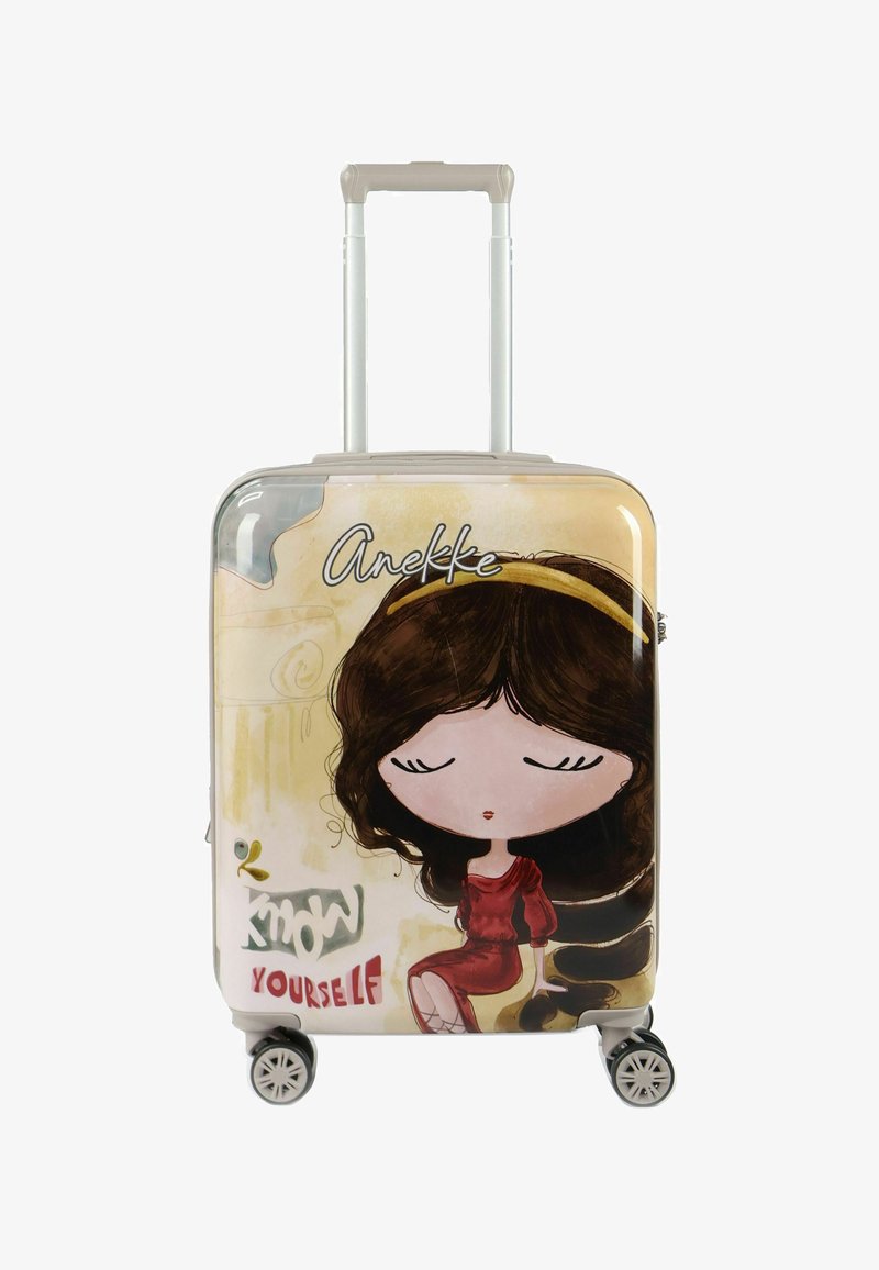 Valise rigide avec une fille dessin animé en robe rouge, yeux fermés, cheveux longs bruns, et le texte "Anekke" et "Connais-toi toi-même".