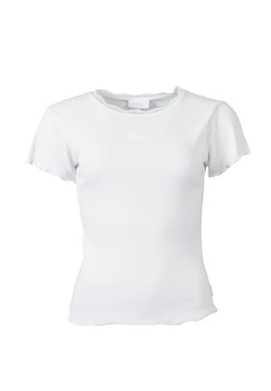 T-shirt blanc côtelé à manches courtes avec bords festonnés et bordure en dentelle autour du col, avec un texte brodé subtil sur la poitrine.