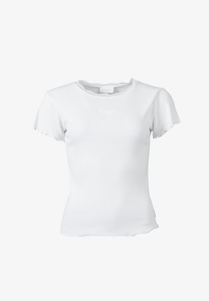 T-shirt blanc côtelé à manches courtes avec bords festonnés et bordure en dentelle autour du col, avec un texte brodé subtil sur la poitrine.