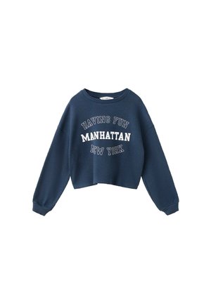Sweatshirt cropped bleu marine en tissu texturé, avec l'inscription blanche "HAVING FUN MANHATTAN NEW YORK" sur le devant.