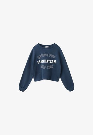 Námornícky modrý skrátený sveter vyrobený z textúrovaného materiálu, s bielym nápisom "HAVING FUN MANHATTAN NEW YORK" na prednej strane.