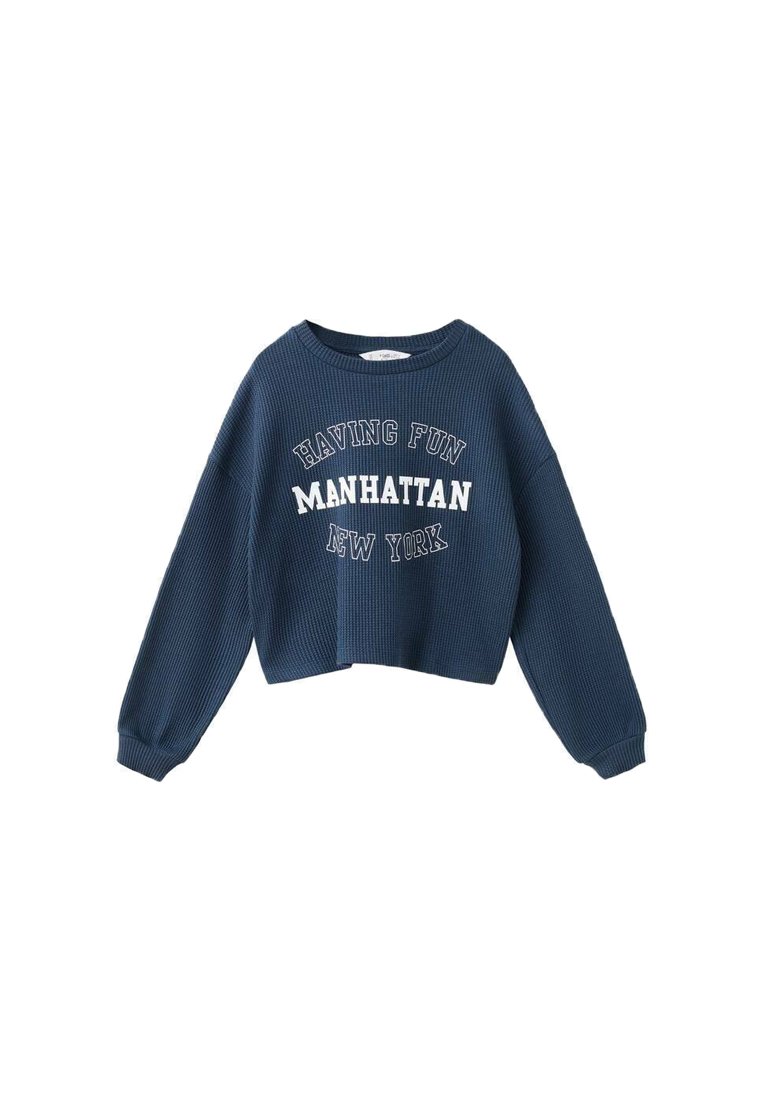 Mornarsko modra skrajšana trenirka iz teksturiranega materiala, z belim napisom "HAVING FUN MANHATTAN NEW YORK" spredaj.