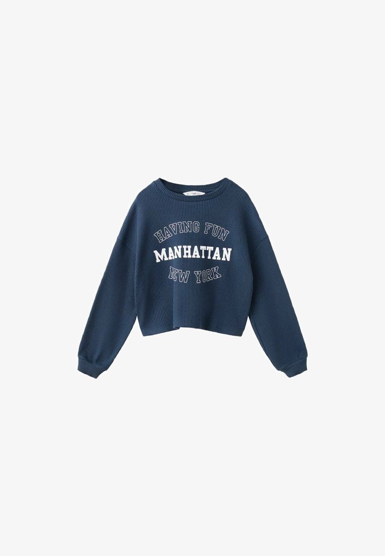 Mornarsko modra skrajšana trenirka iz teksturiranega materiala, z belim napisom "HAVING FUN MANHATTAN NEW YORK" spredaj.