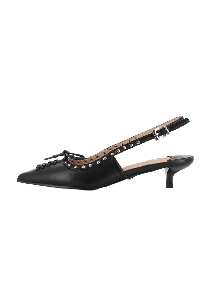 Zapato de cuero negro tipo slingback con punta afilada, parte delantera con cordones, ojales decorativos de plata y un tacón stiletto bajo.