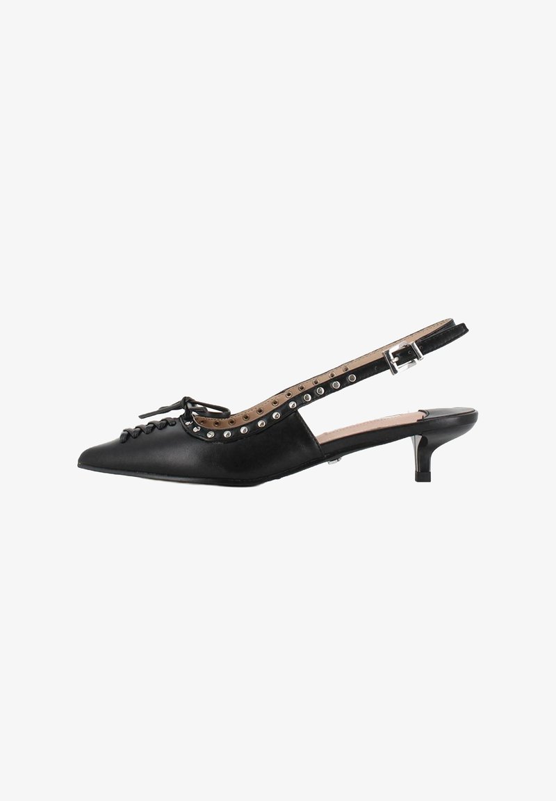 Zapato de cuero negro tipo slingback con punta afilada, parte delantera con cordones, ojales decorativos de plata y un tacón stiletto bajo.