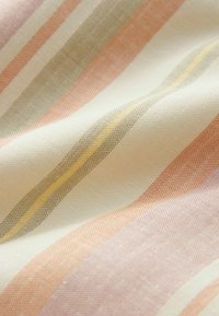 Tejido a rayas con colores suaves: rosa pálido, beige claro, verde apagado y amarillo. La textura parece entrelazada con un patrón visible.
