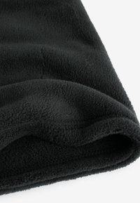 Musta fleece-kangas, jossa on pehmeä, teksturoidun pinnan ja taitettu reuna. Materiaali näyttää paksulta ja mukavalta, sopien lämpöön ja mukavuuteen.