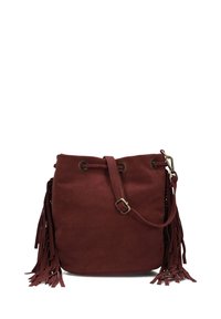 Bordeaux suède emmer bag met franjes, trekkoordsluiting en een afneembare schouderriem met gouden hardware.