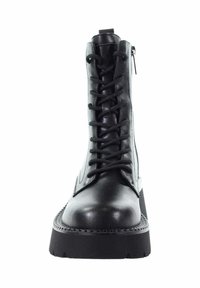 Czarne skórzane botki do kostki z teksturowaną powierzchnią, sznurowane z przodu i z zamkiem błyskawicznym z boku. Posiadają masywną, platformową podeszwę z bieżnikowanym wzorem.