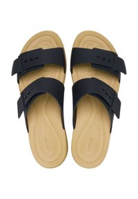 Chanclas negras con dos correas anchas, que cuentan con hebillas ajustables y una suela acolchada beige. Plantilla ligera y texturizada para mayor comodidad.