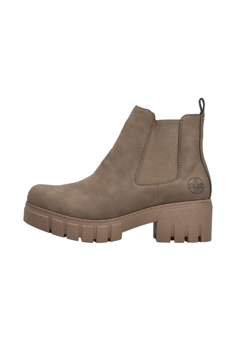 Botín de ante marrón hasta el tobillo con paneles laterales elásticos, puntera redondeada, suela de plataforma chunky y acentos texturizados en el tacón. Logo decorativo en el tacón.