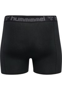 Svarta boxertrosor gjorda av elastiskt material. Midjebandet har en grå logotyp och en slät yta utan mönster eller detaljer.