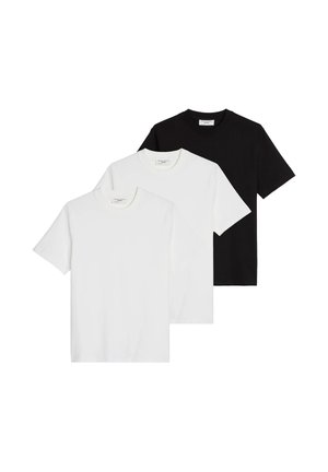 Twee witte T-shirts met korte mouwen gelaagd voor een zwarte T-shirt met korte mouwen, allemaal met ronde halslijnen op een witte achtergrond.