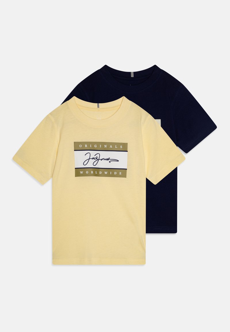 Divi kokvilnas t-krekli: viens dzeltenā krāsā ar zaļu un baltu logotipu, un viens tumši zils, abi ar īsām piedurknēm un apaļu kakla dizainu.