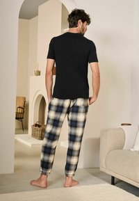 Next MOTIONFLEX COSY SET  - Pyjamas - black check