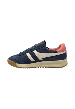 Baskets en suede bleu marine avec semelle en caoutchouc beige, rayures blanches sur le côté et accents roses au niveau du talon. Design à lacets avec col rembourré.