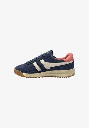 Baskets en suede bleu marine avec semelle en caoutchouc beige, rayures blanches sur le côté et accents roses au niveau du talon. Design à lacets avec col rembourré.