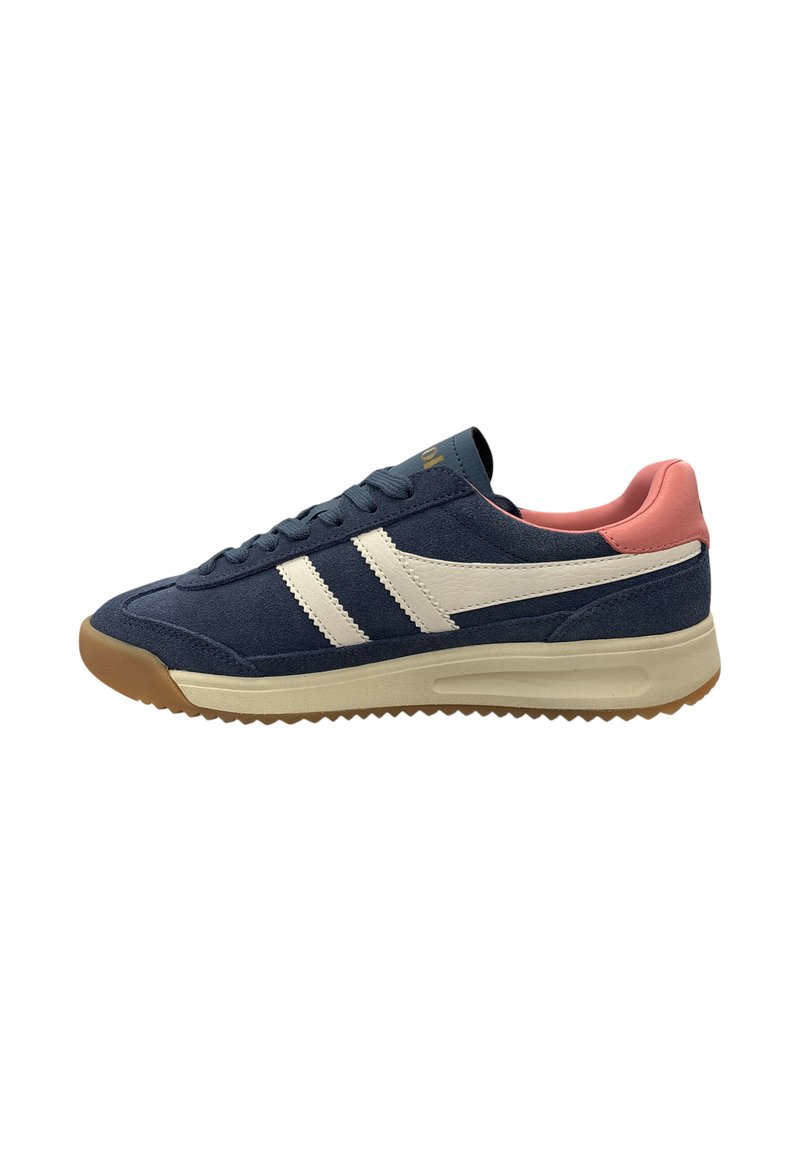 Sneakers in camoscio navy con suola in gomma beige, strisce laterali bianche e dettagli rosa sul tallone. Design con lacci e colletto imbottito.