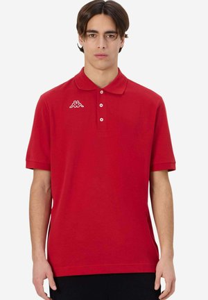 Polo rosso in cotone, con colletto, patta con tre bottoni e logo bianco sul lato sinistro del petto. Maniche corte, texture uniforme.