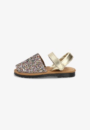 Sandalia infantil de punta abierta con tira frontal glitter multicolor, tira dorada en el tobillo con velcro, plantilla beige y suela de goma negra.