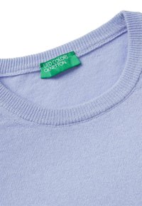 Světle fialový pletený svetr s žebrovaným kulatým výstřihem a zelenou štítkovou nálepkou zašitou uvnitř límce.
