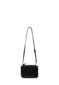 Borsa a tracolla nera realizzata in materiale testurizzato, con design del logo in rilievo, forma rettangolare e tracolla regolabile.