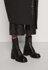 Vagabond BROOKE - Botins de atacadores - black