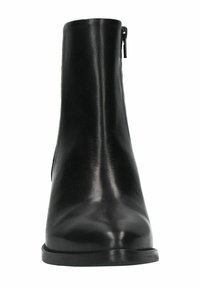 Stivaletti neri in pelle con finitura liscia, punta rotonda e cerniera laterale. Presentano un tacco basso e un design minimalista.