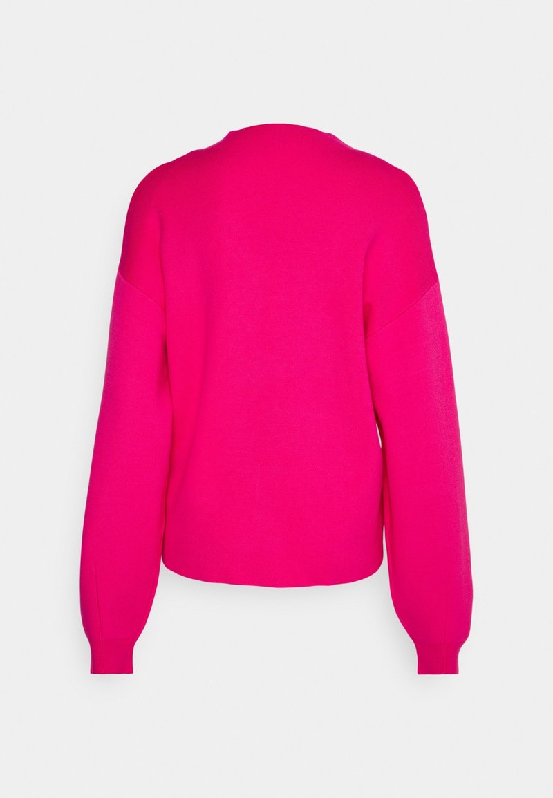 Suéter rosa fucsia con cuello redondo, mangas largas y ligeramente abullonadas, y diseño corto. Hecho de un material de punto suave y liso.