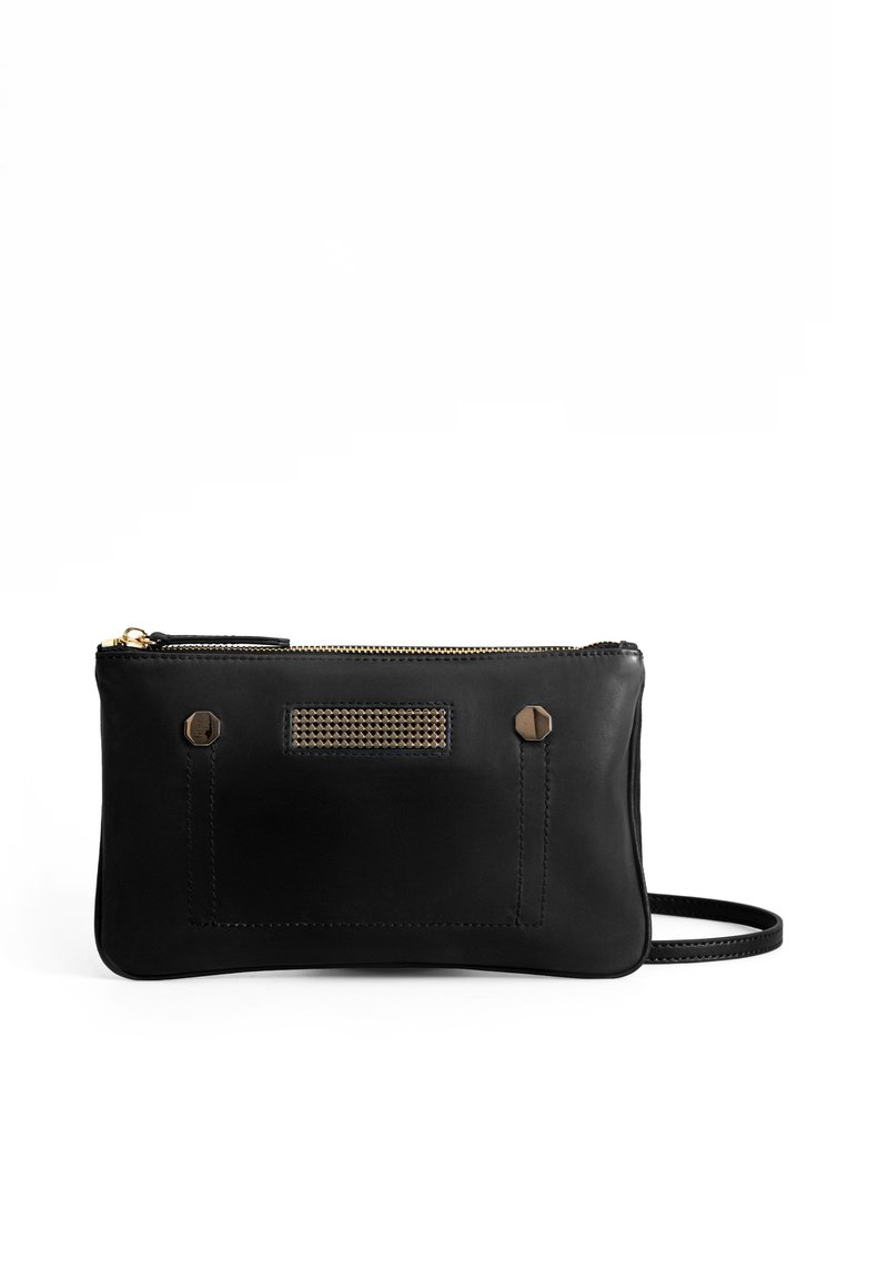 Zwarte leren clutch met gouden rits, textuur op het voorpaneel en twee metalen accenten. Slank model, met een afneembare schouderriem.