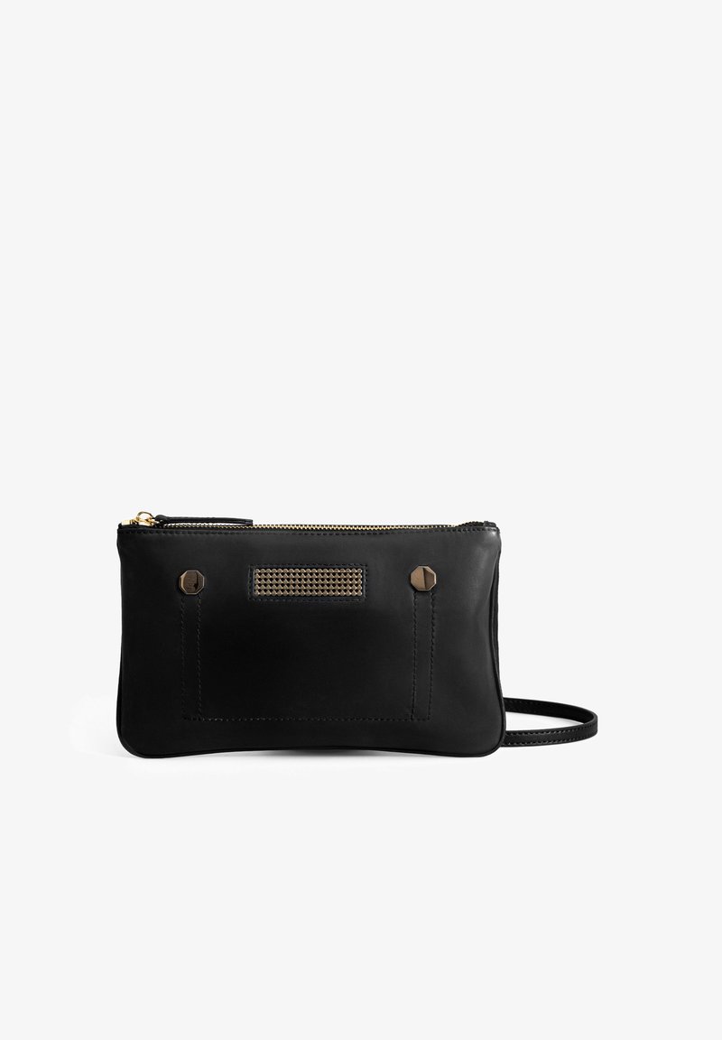 Clutch en cuir noir avec une fermeture éclair dorée, panneau avant texturé et deux accents métalliques. Forme mince, avec une sangle amovible.