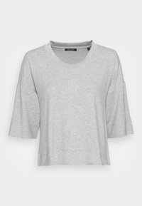 Jasnoszara, krótka koszulka z okrągłym dekoltem, wykonana z miękkiego materiału, o luźnym kroju i lekko skróconym fasonie.