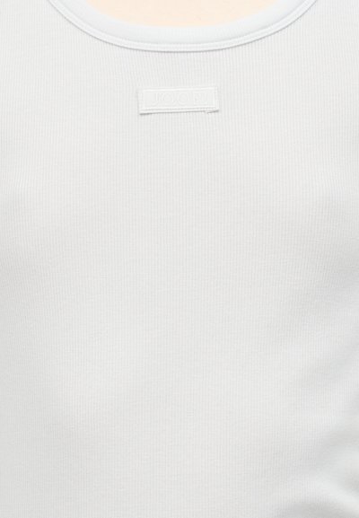 Débardeur blanc côtelé avec une petite étiquette rectangulaire portant l'inscription "JOOP!" centrée près de l'encolure.