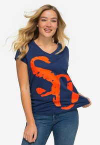 Camiseta de cuello en V azul marino con un gran diseño gráfico en naranja. Tejido suave, con mangas cortas, ajuste relajado y estilo casual.