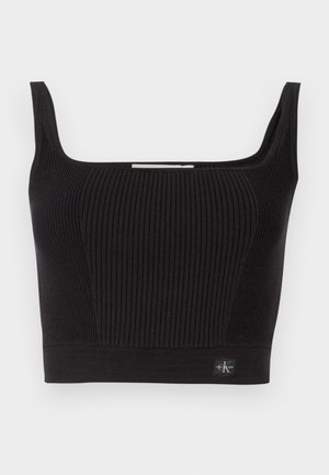 Zwarte geribbelde crop top met brede bandjes, vierkante halslijn en een aangesloten ontwerp. Beschikt over een klein logotag aan de onderzijde links.