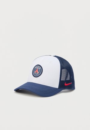 Gorra trucker en blanco y azul marino, con un logo redondo del Paris Saint-Germain y un símbolo rojo de Nike. Parte trasera de rejilla para ventilación.