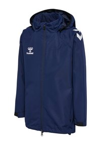 Veste imper respirante bleu marine avec capuche, fermeture éclair à l'avant et poignets à scratch. Présente le logo Hummel et des accents blancs contrastants.