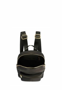 Czarny skórzany plecak z dwoma regulowanymi paskami, górną rączką i dwiema zamykanymi na zamek komorami, z złotymi akcentami i gładką fakturą.